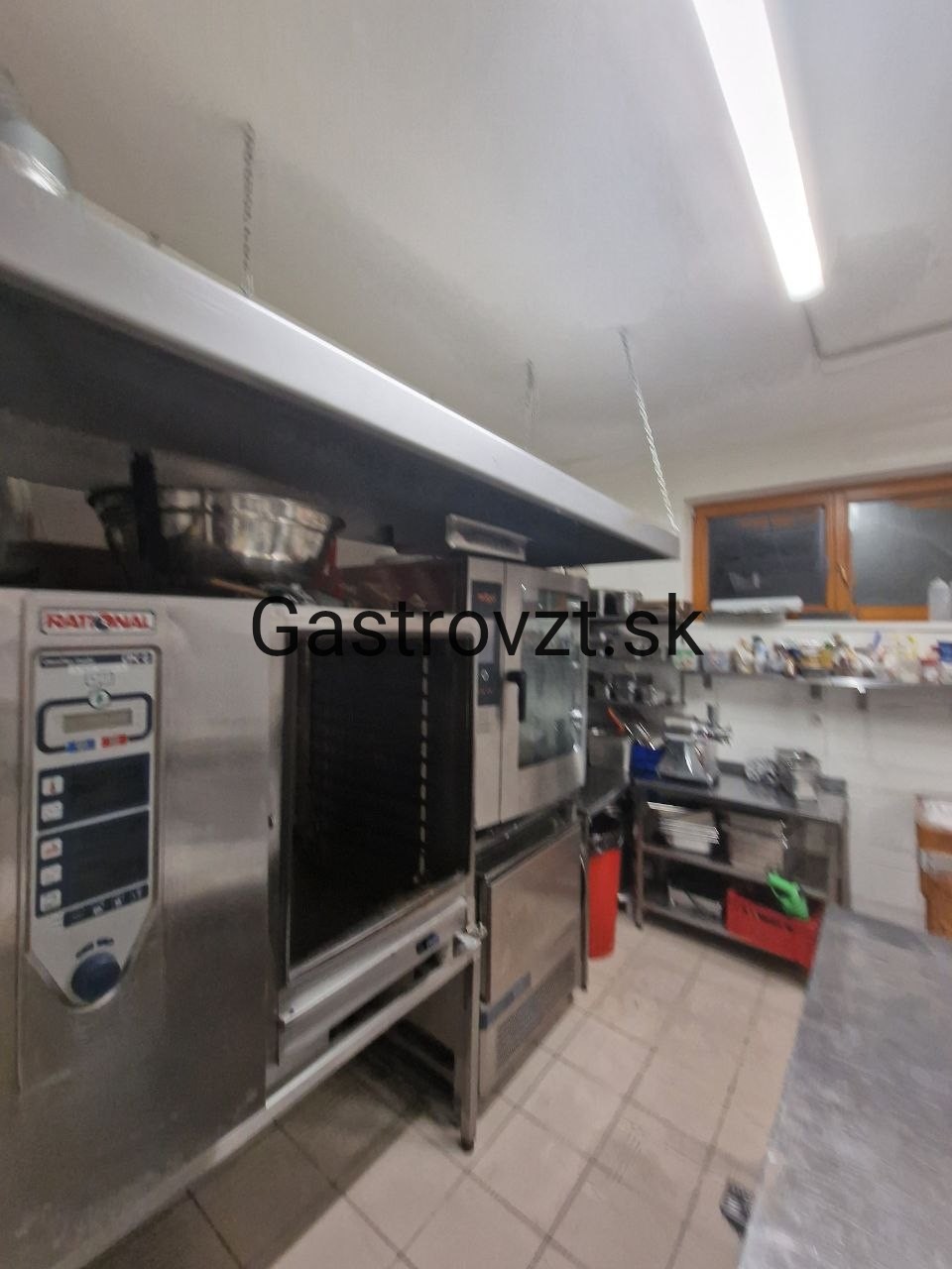 Cateringová kuchyňa Bon Appetit pred prerobením odsávania