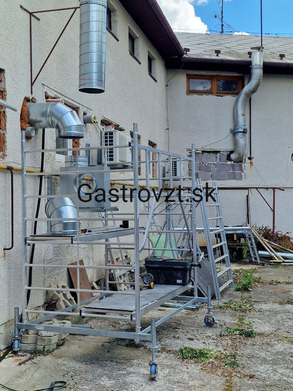 Vonkajšia časť vzduchotechniky na fasáde budovy