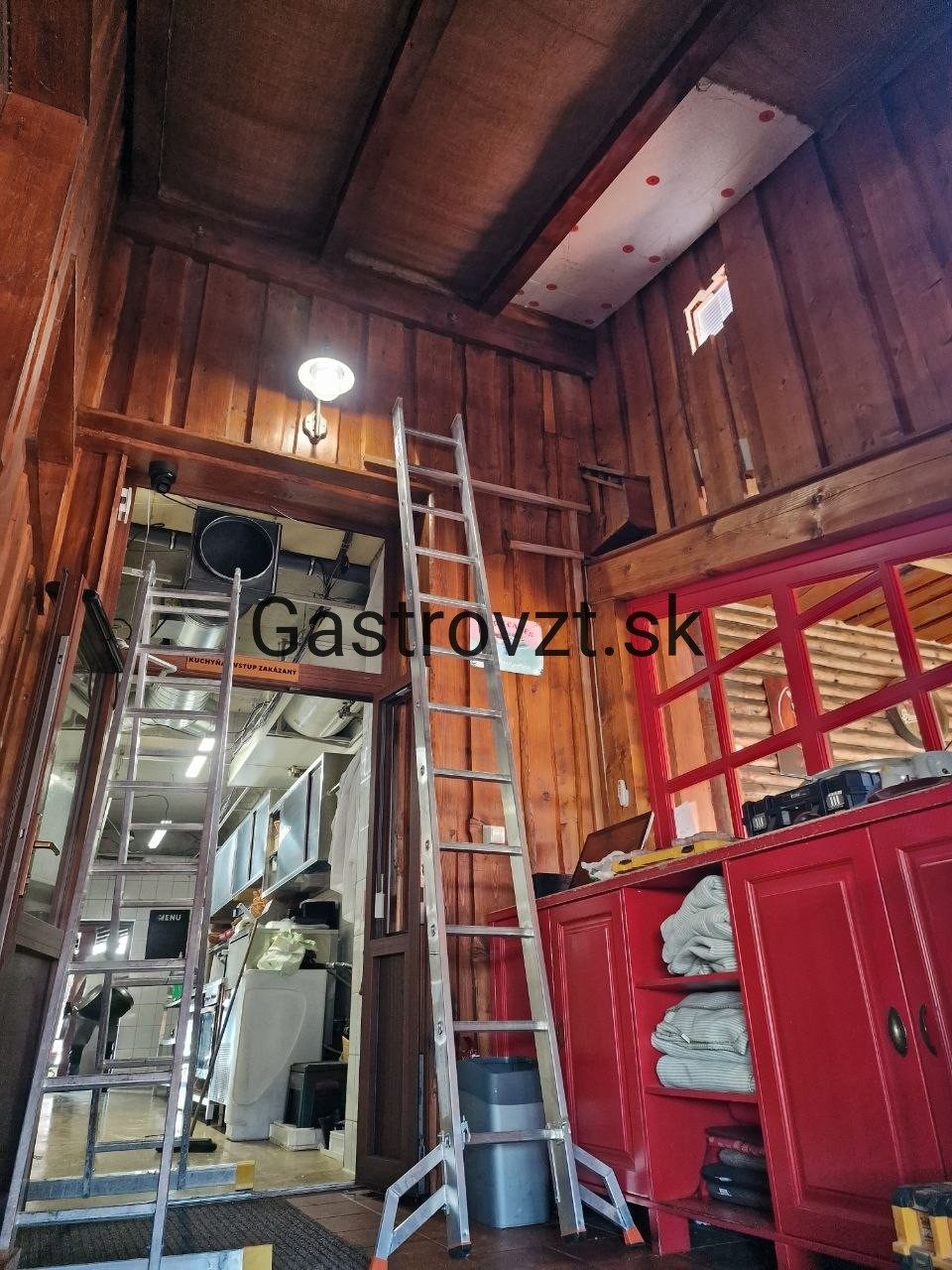 Habanero Steak Pub, Vrútky — inštalácia prvou prívodnej systémy, záber 1