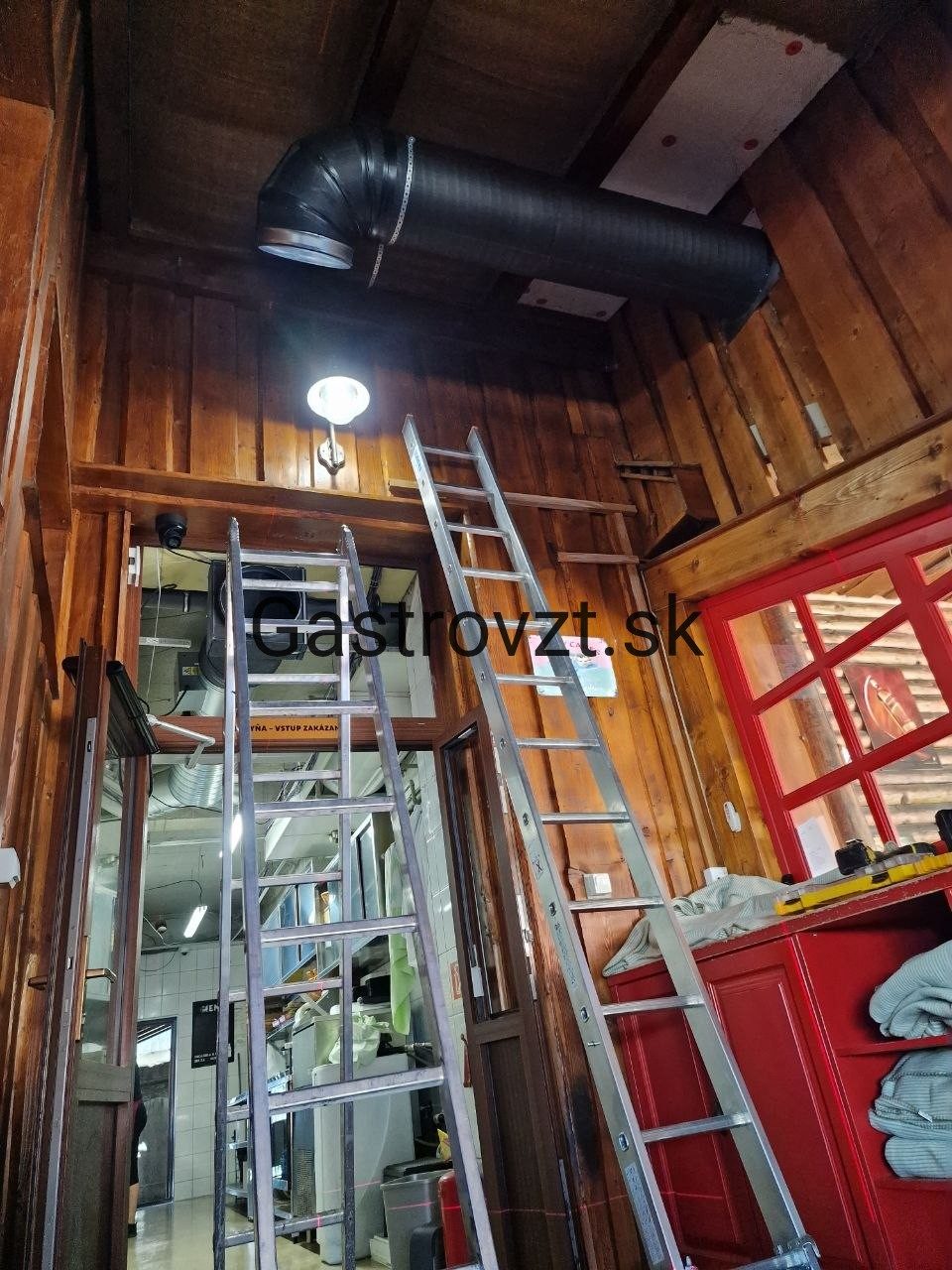 Habanero Steak Pub, Vrútky — inštalácia prvou prívodnej systémy, záber 2