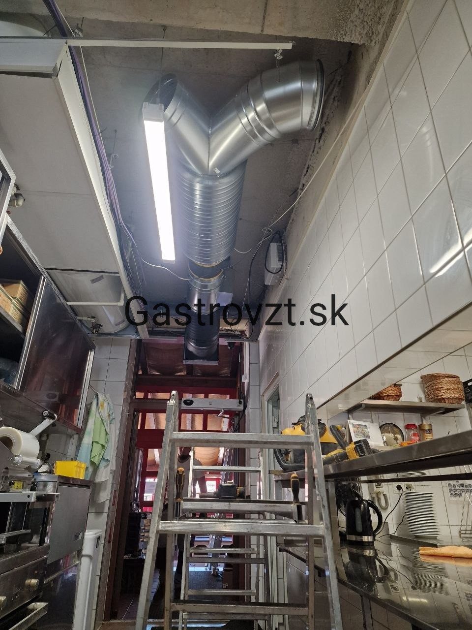 Habanero Steak Pub, Vrútky — inštalácia prvou prívodnej systémy, záber 5
