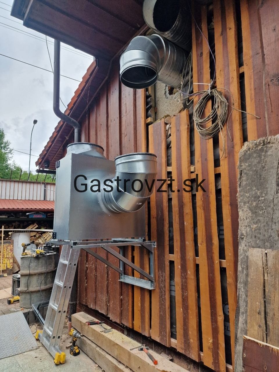 Habanero Steak Pub, Vrútky — montáž kuchynských ventilátorov vonku, záber 3