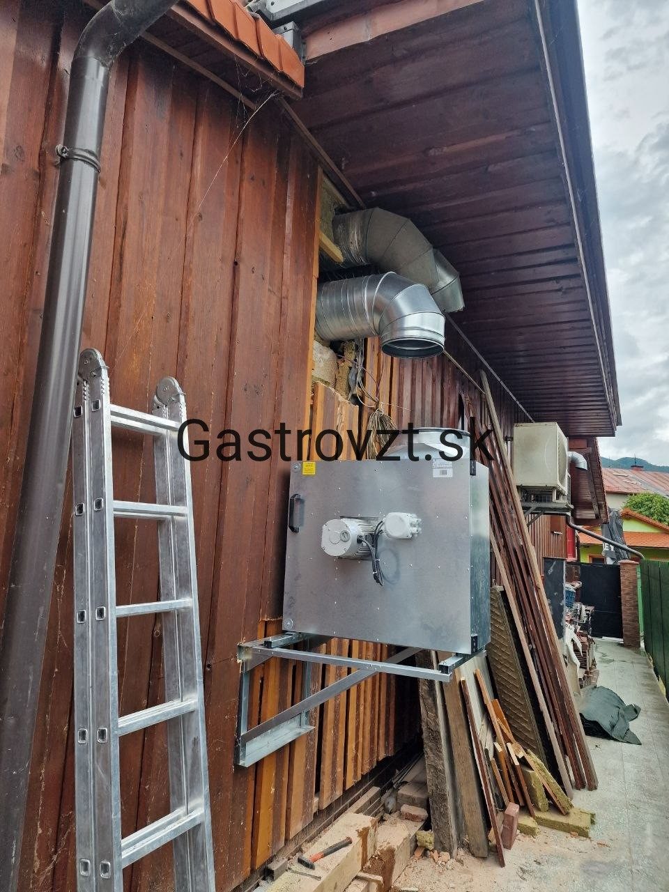 Habanero Steak Pub, Vrútky — montáž kuchynských ventilátorov vonku, záber 4