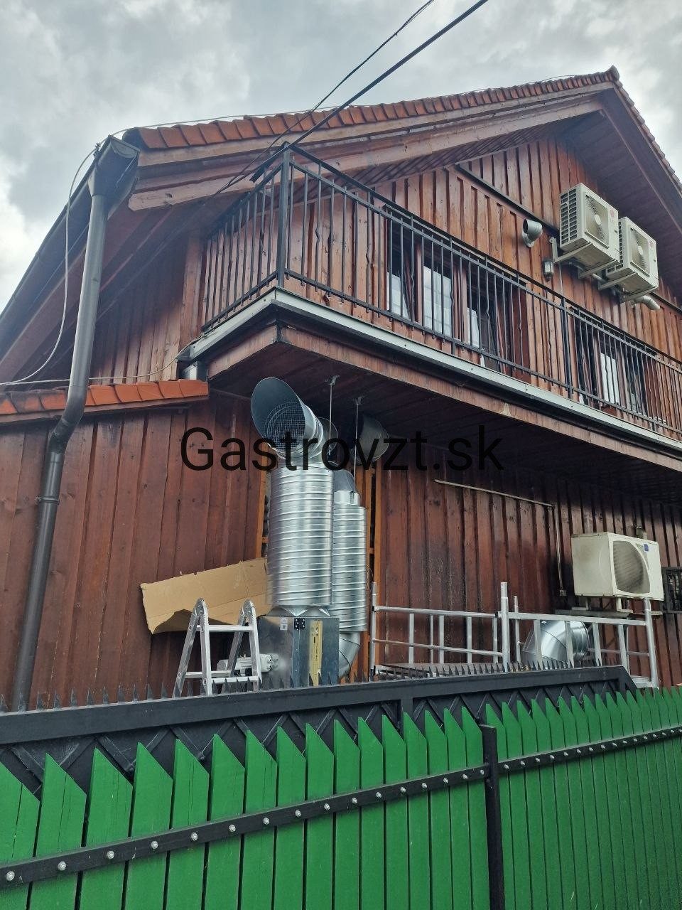 Habanero Steak Pub, Vrútky — montáž kuchynských ventilátorov vonku, záber 5