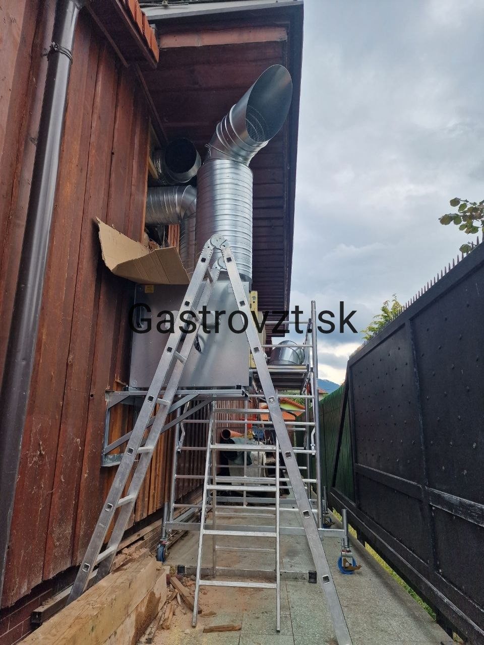Habanero Steak Pub, Vrútky — montáž kuchynských ventilátorov vonku, záber 6