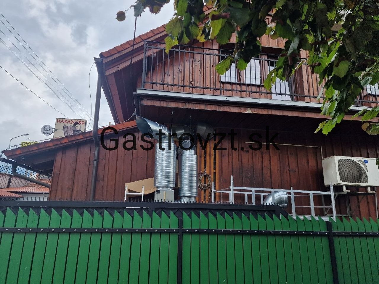 Habanero Steak Pub, Vrútky — montáž kuchynských ventilátorov vonku, záber 7