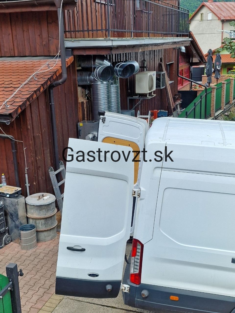 Habanero Steak Pub, Vrútky — montáž kuchynských ventilátorov vonku, záber 8