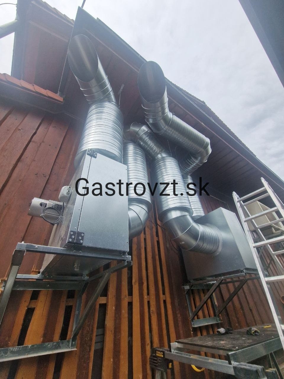 Habanero Steak Pub, Vrútky — montáž kuchynských ventilátorov vonku, záber 9