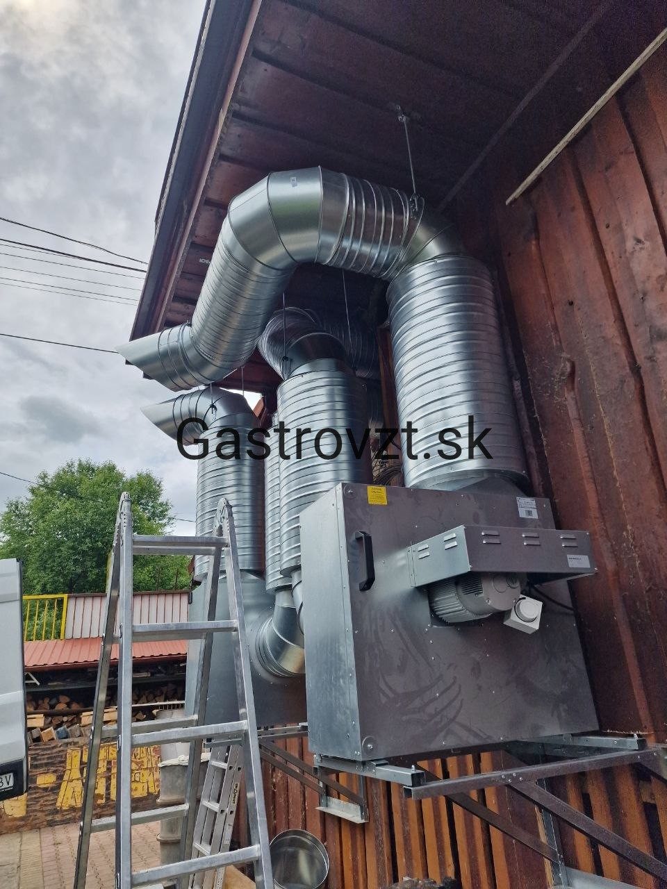 Habanero Steak Pub, Vrútky — montáž kuchynských ventilátorov vonku, záber 10