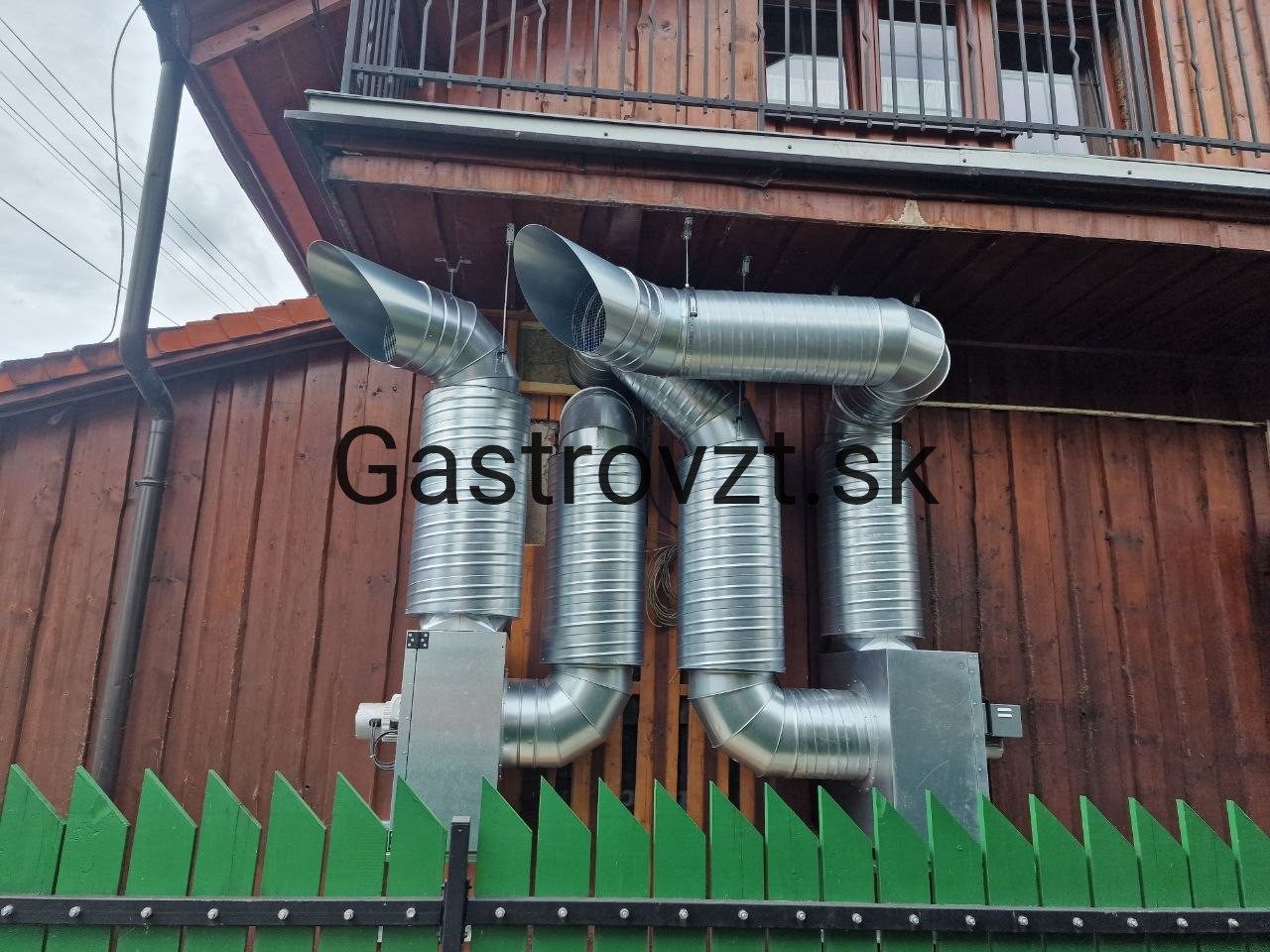 Habanero Steak Pub, Vrútky — montáž kuchynských ventilátorov vonku, záber 11