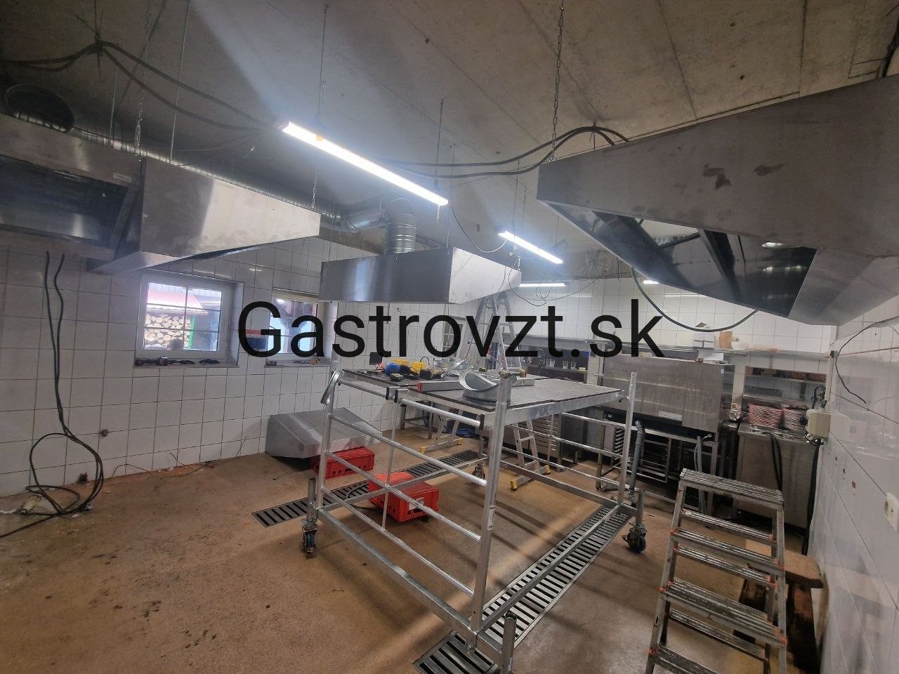 Habanero Steak Pub, Vrútky — inštalácia digestorov a prívodných mriežok v kuchyni, záber 2