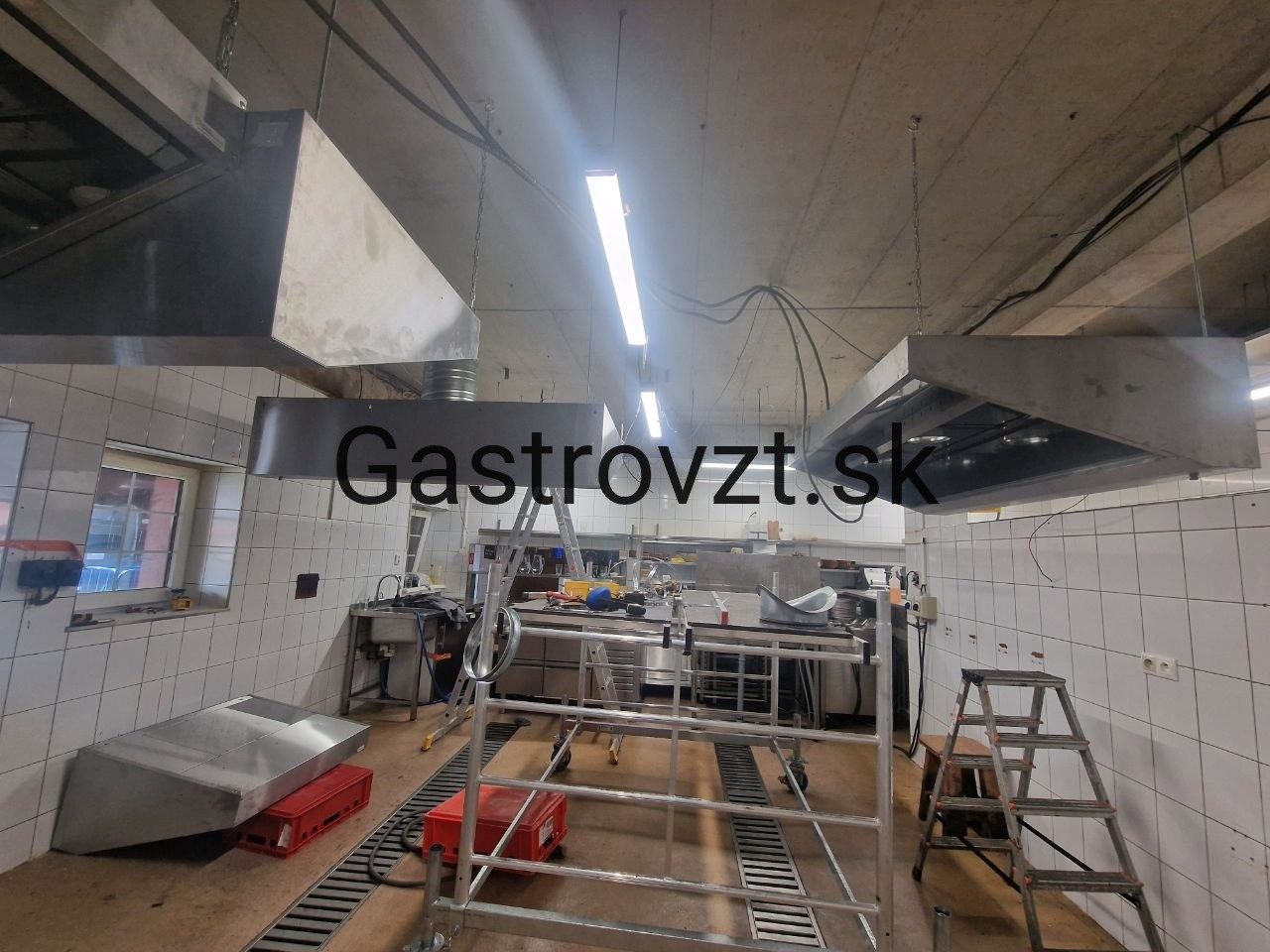Habanero Steak Pub, Vrútky — inštalácia digestorov a prívodných mriežok v kuchyni, záber 3