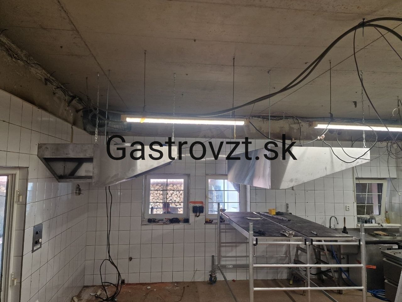 Habanero Steak Pub, Vrútky — inštalácia digestorov a prívodných mriežok v kuchyni, záber 6