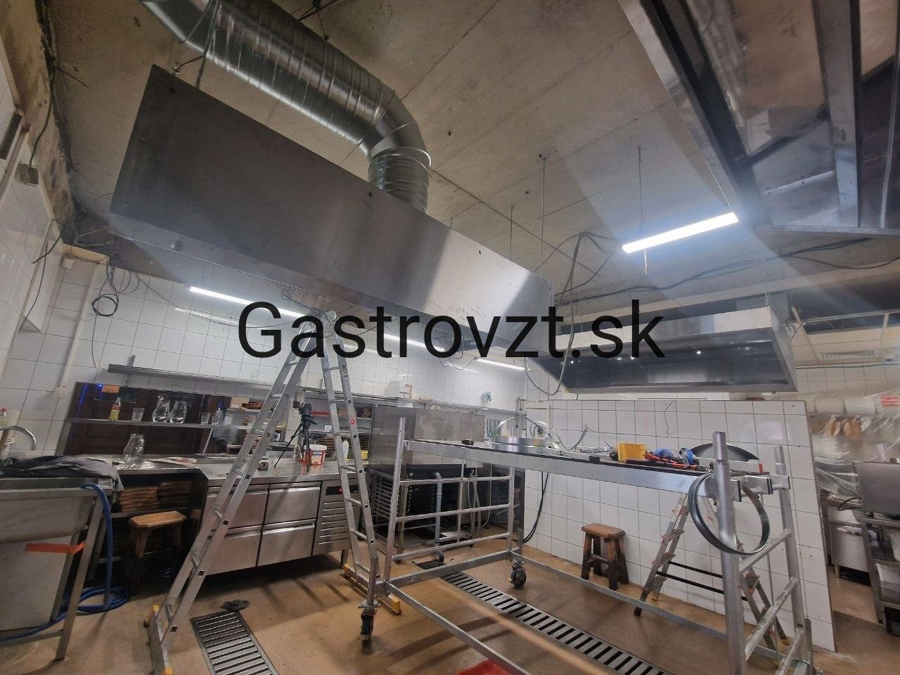Habanero Steak Pub, Vrútky — inštalácia digestorov a prívodných mriežok v kuchyni, záber 7
