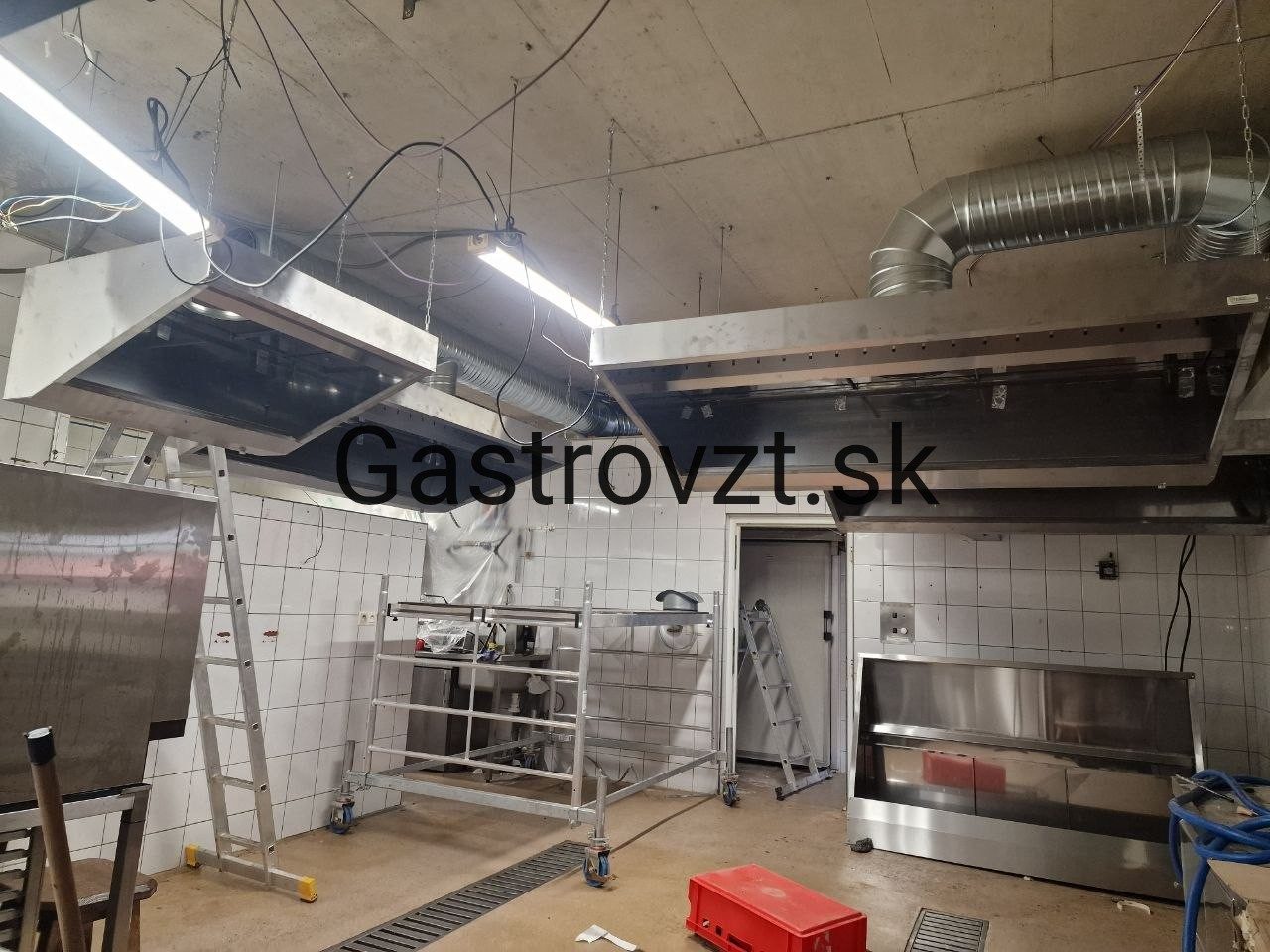 Habanero Steak Pub, Vrútky — inštalácia digestorov a prívodných mriežok v kuchyni, záber 8
