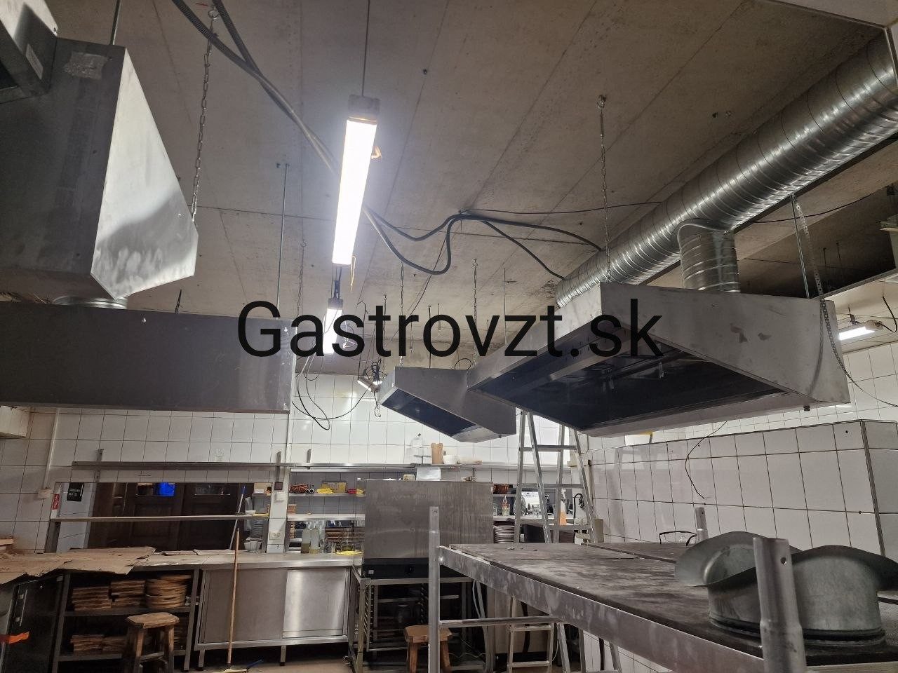 Habanero Steak Pub, Vrútky — inštalácia digestorov a prívodných mriežok v kuchyni, záber 9