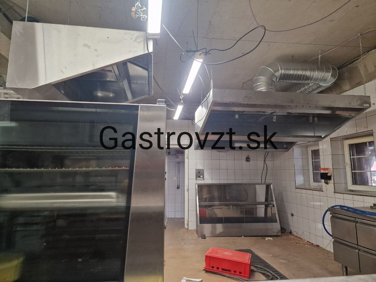 Habanero Steak Pub, Vrútky — inštalácia digestorov a prívodných mriežok v kuchyni, záber 10