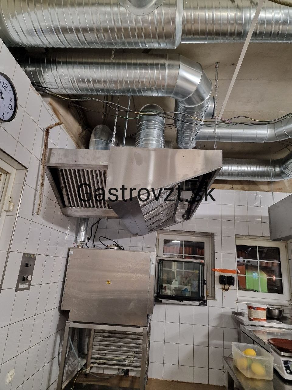 Habanero Steak Pub, Vrútky — inštalácia digestorov a prívodných mriežok v kuchyni, záber 12