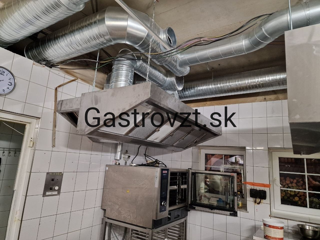 Habanero Steak Pub, Vrútky — inštalácia digestorov a prívodných mriežok v kuchyni, záber 14