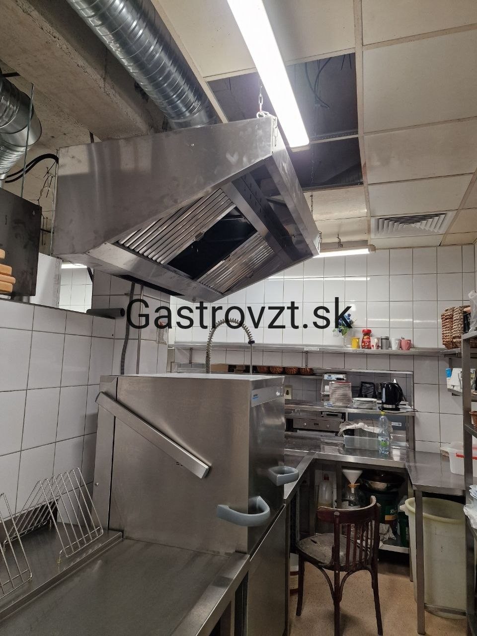 Habanero Steak Pub, Vrútky — inštalácia digestorov a prívodných mriežok v kuchyni, záber 15