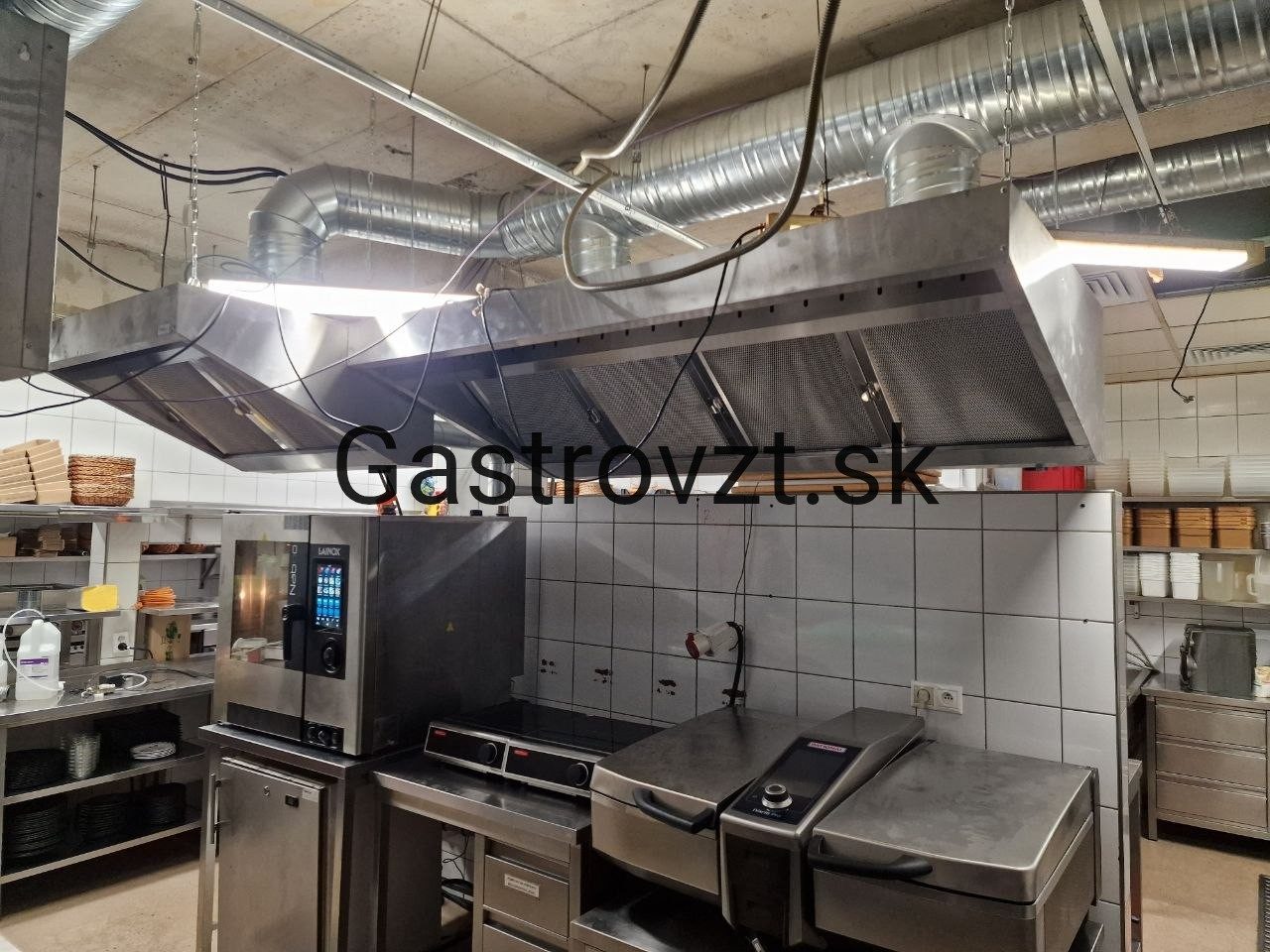 Habanero Steak Pub, Vrútky — inštalácia digestorov a prívodných mriežok v kuchyni, záber 16