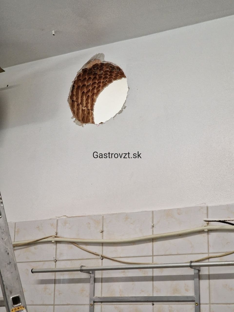 Pôvodný vetrací otvor v stene kuchyne pred prerobením