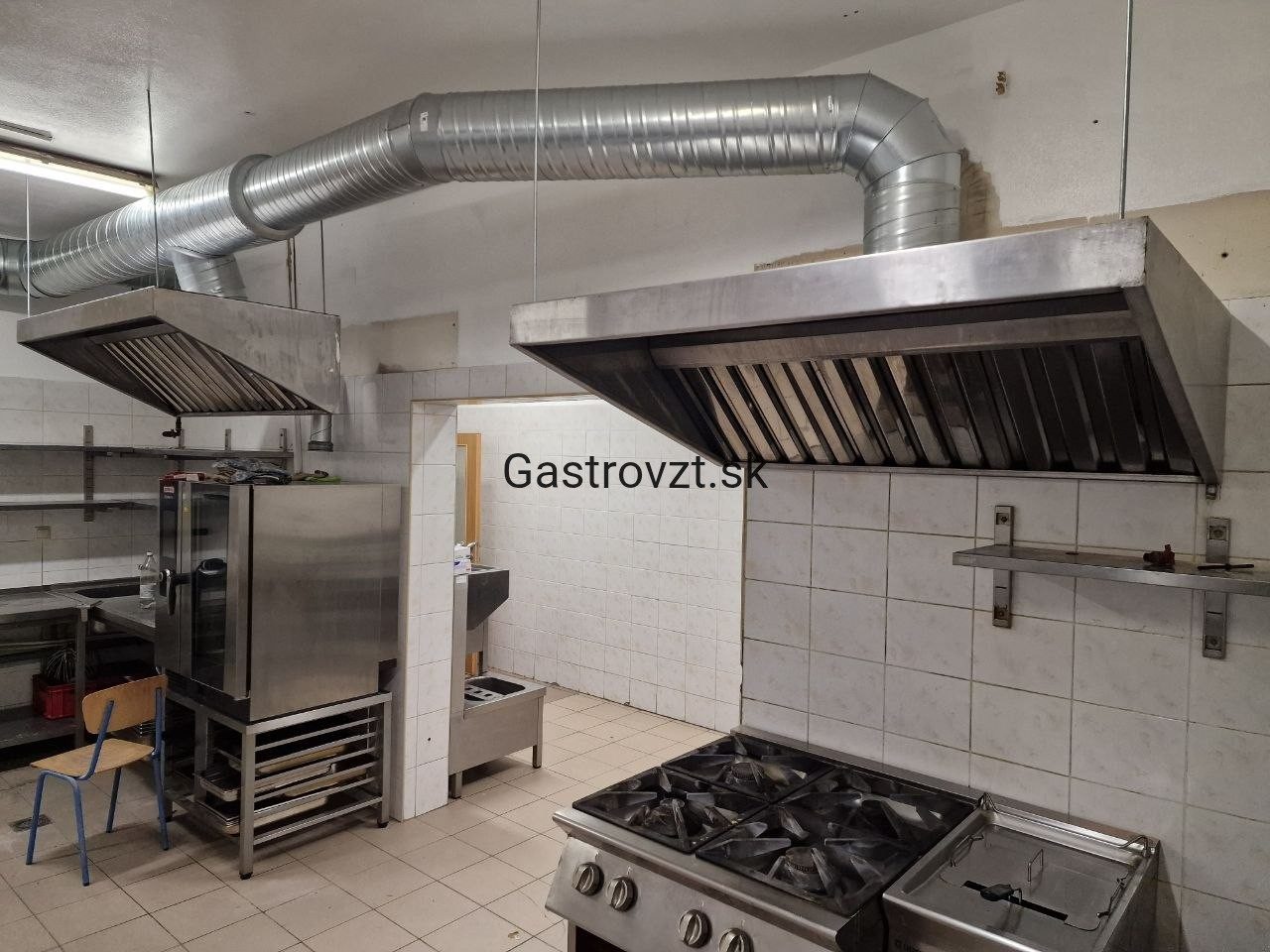 Digestor nad sporákom po novom osadení