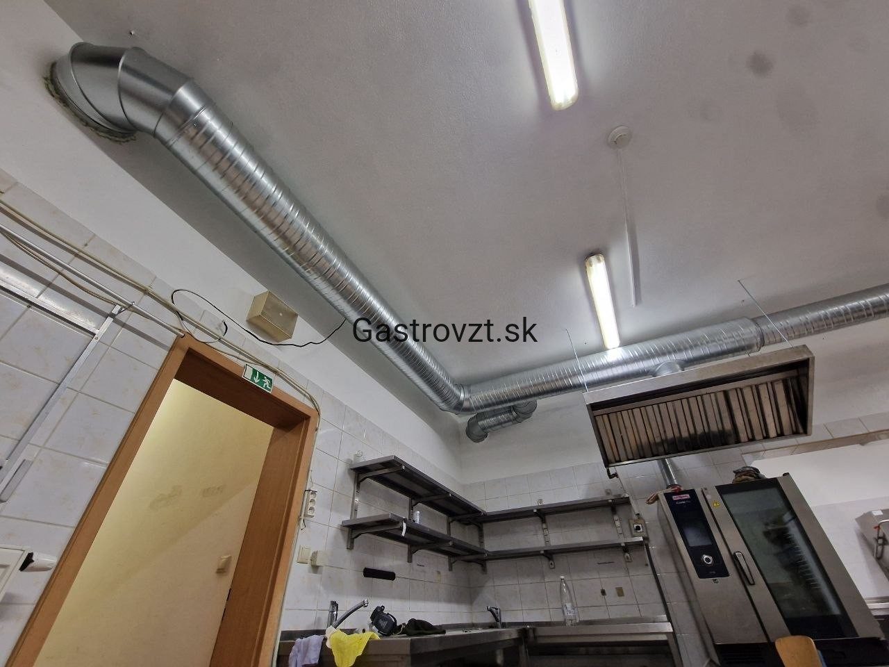 Digestor pri stene s novým napojením