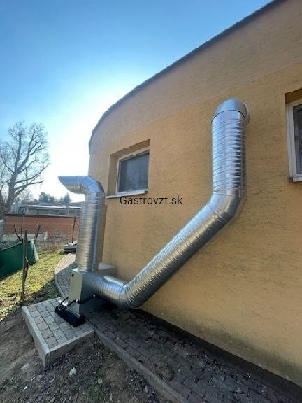 Odsávacie potrubie vyvedené na fasádu budovy