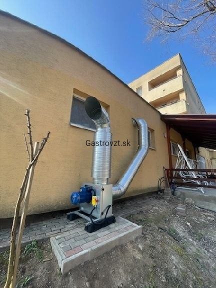 Celkový pohľad na vývod odsávania a ventilátor