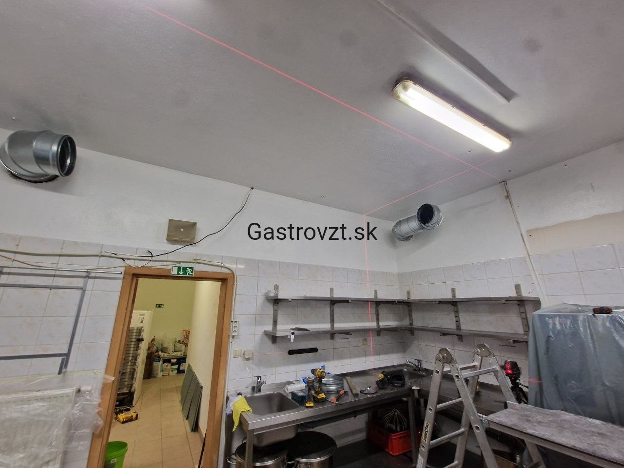 Jedáleň domova pre seniorov, Senica — montáž vzduchotechniky, záber 1
