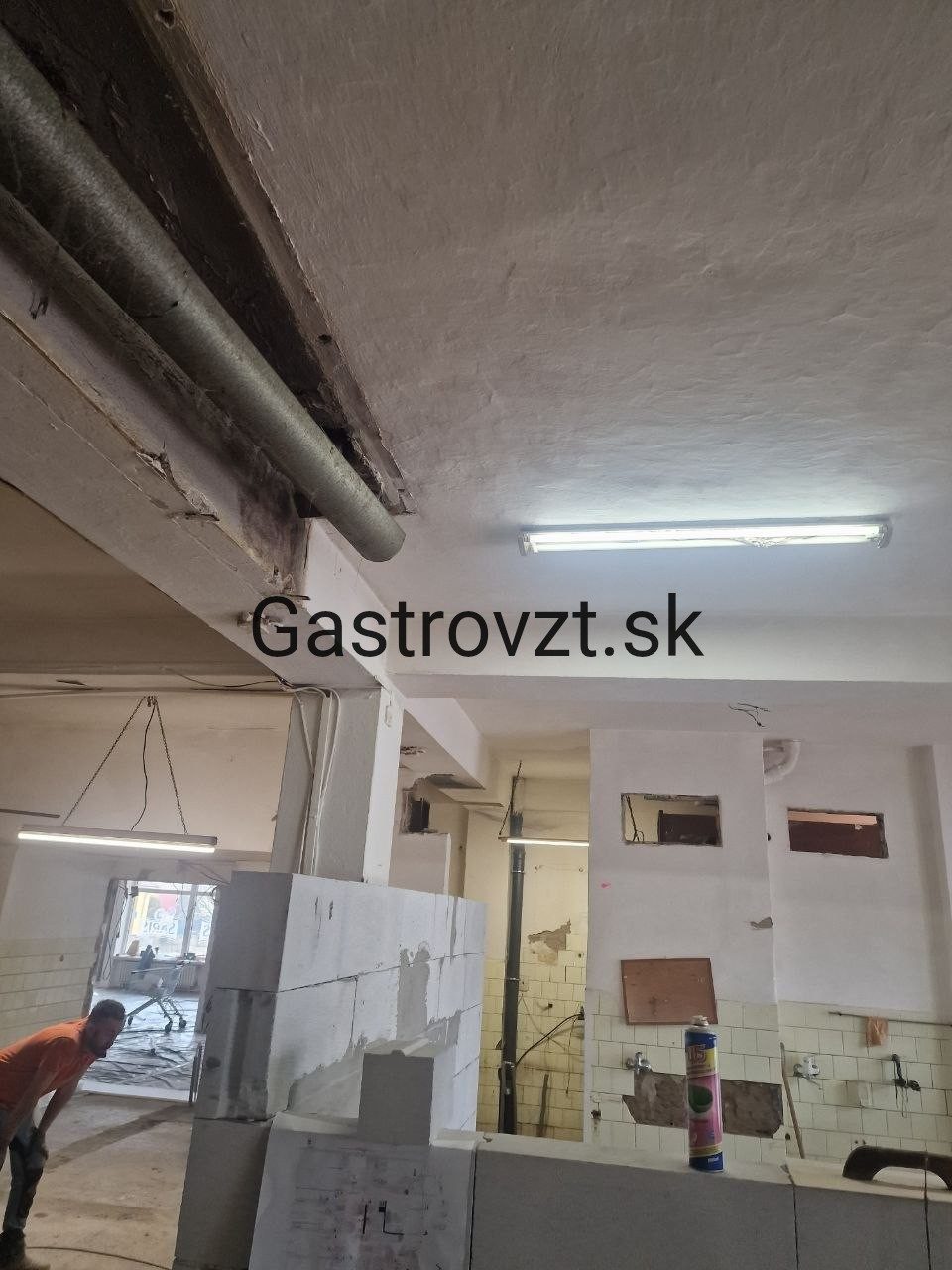 Priestor budúcej reštaurácie počas rekonštrukcie, pred montážou vetrania