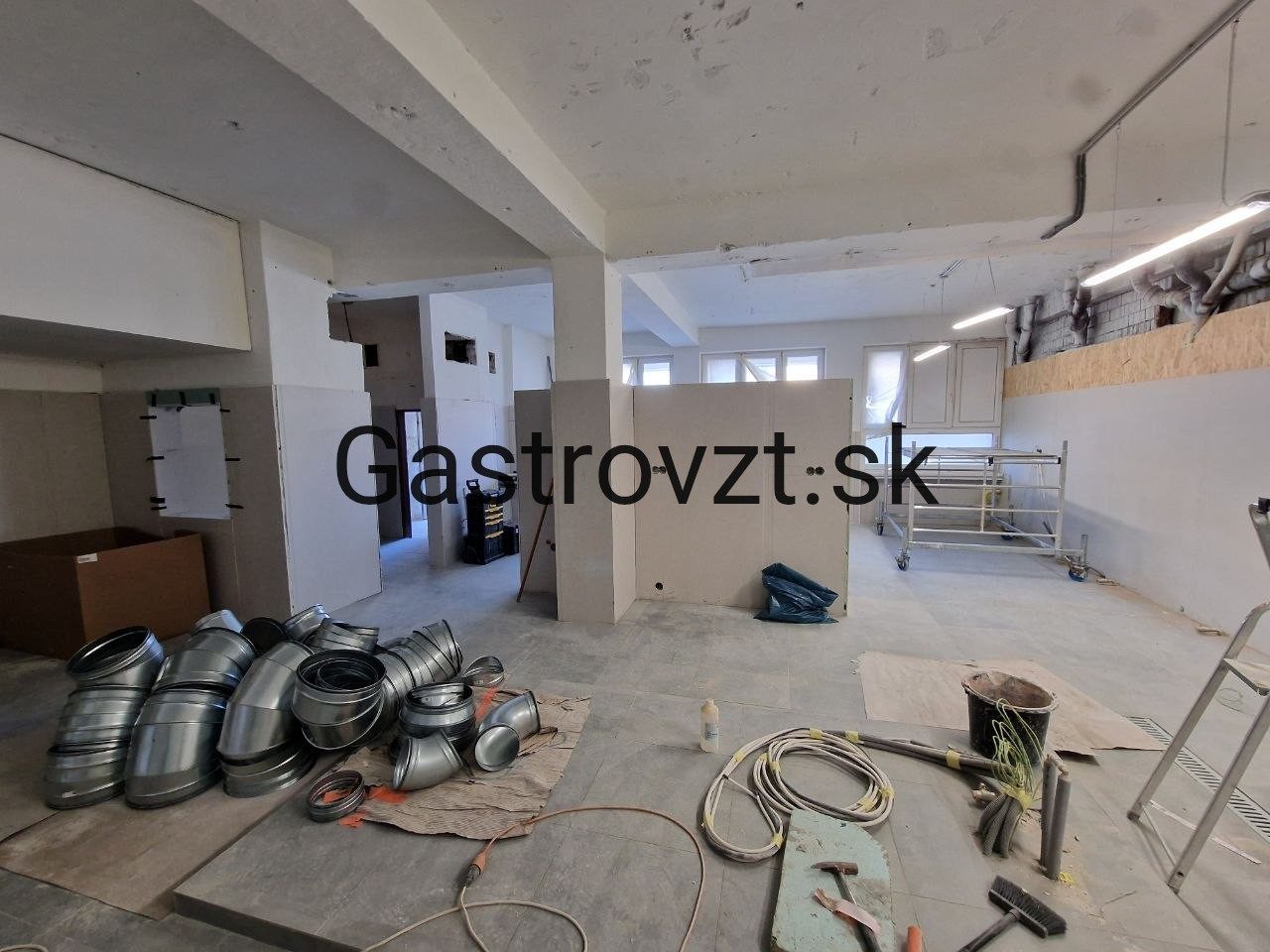 Hrubá stavba priestorov pred začiatkom prác