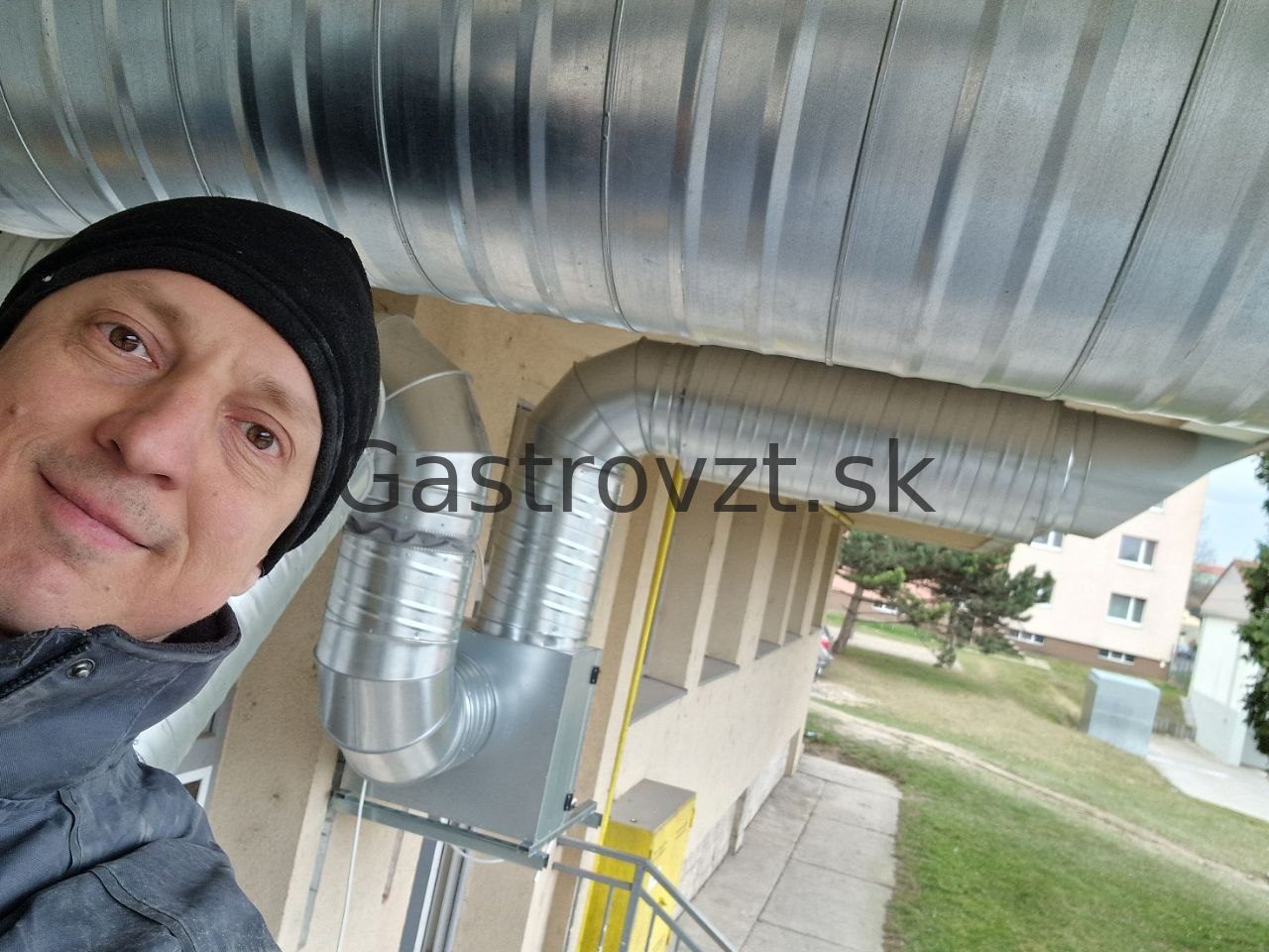 Viačeslav Sudakov na objekte KASKA PUB v Sabinove pri hotovom rozvode na fasáde