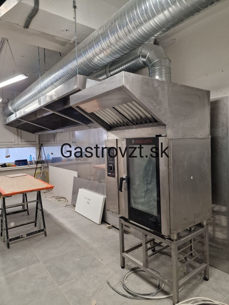 KASKA PUB, Sabinov — montáž vzduchotechniky, záber 3