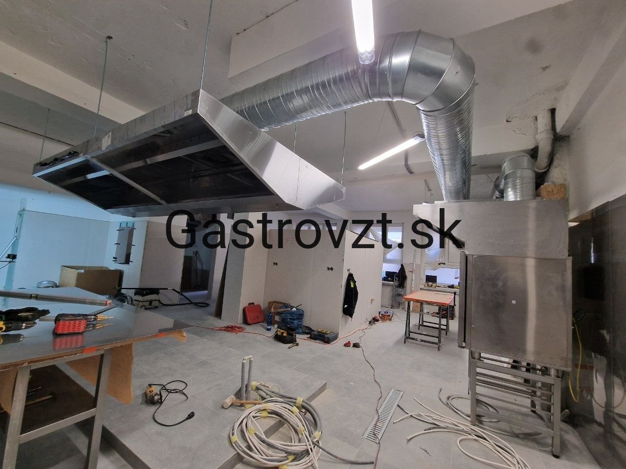 KASKA PUB, Sabinov — montáž vzduchotechniky, záber 7