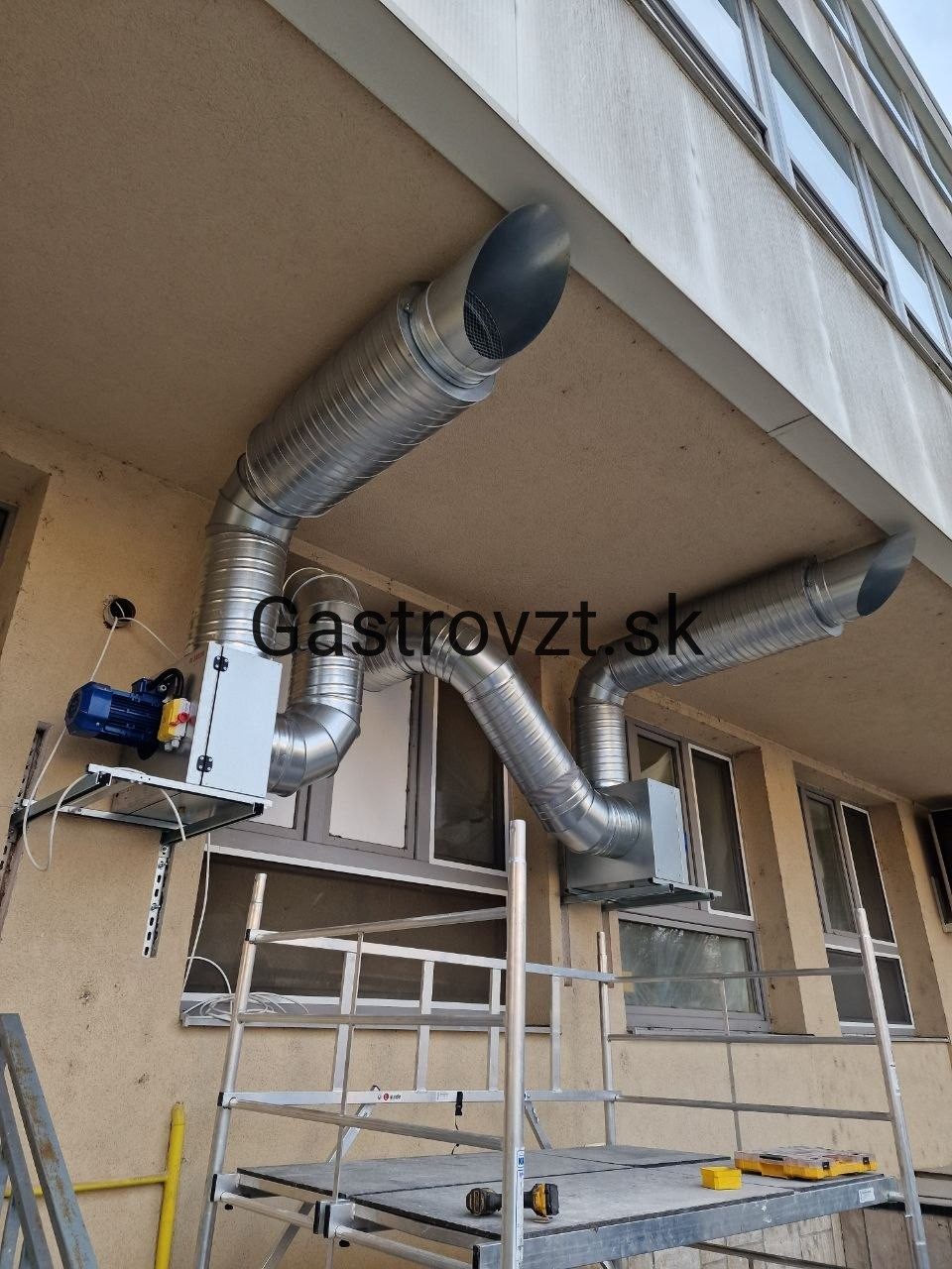 KASKA PUB, Sabinov — montáž vzduchotechniky, záber 8