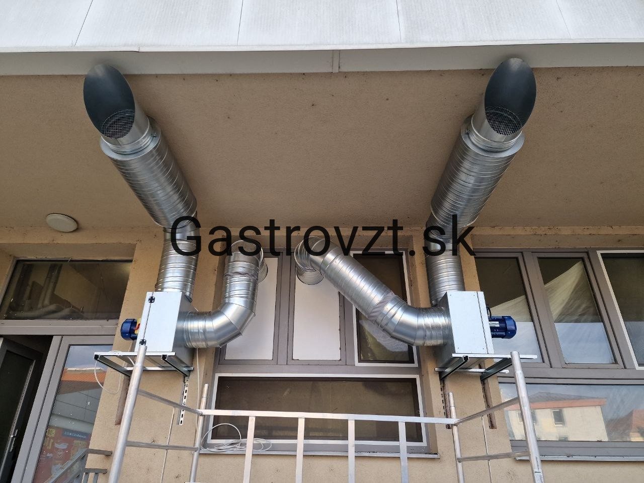 Kuchynský ventilátor umiestnený na fasáde budovy