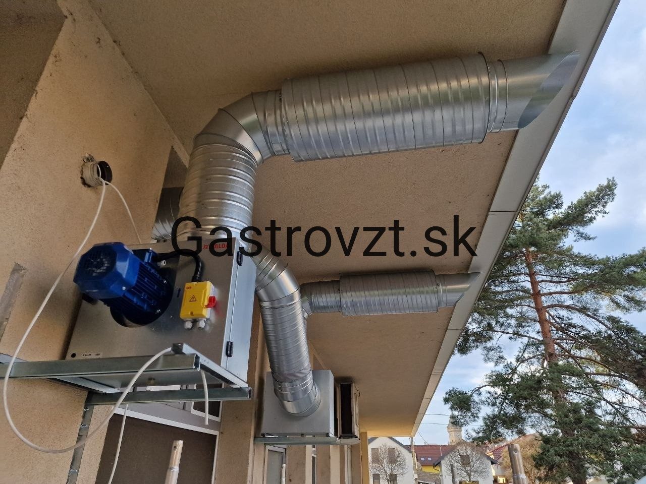 Vedenie odsávacieho potrubia po fasáde