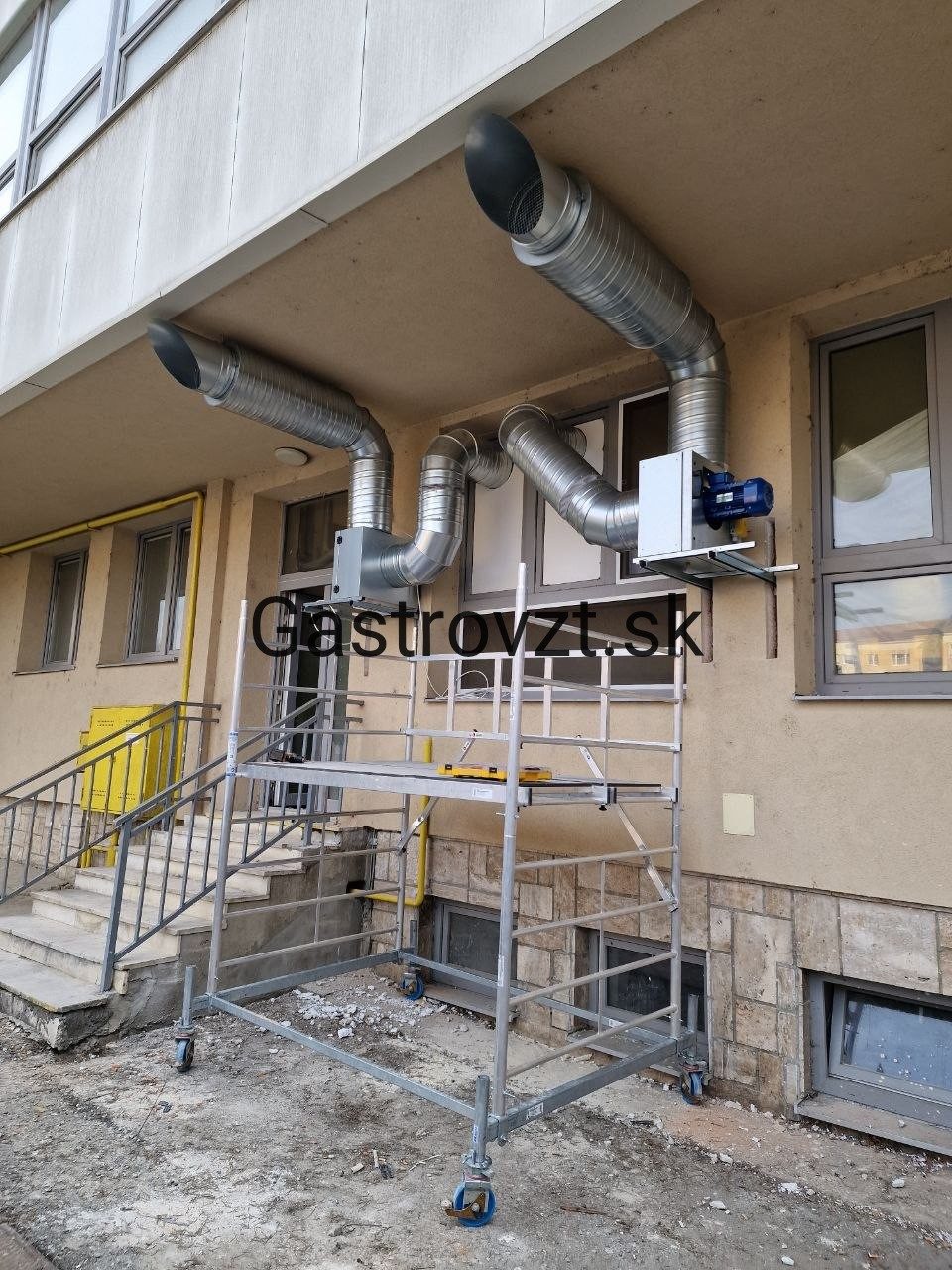 KASKA PUB, Sabinov — montáž vzduchotechniky, záber 5