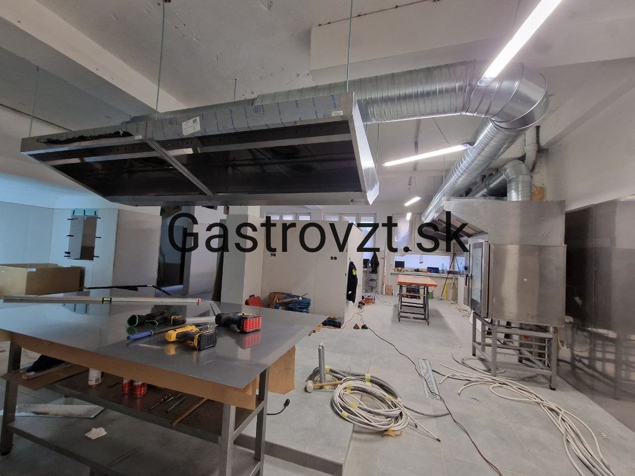 KASKA PUB, Sabinov — montáž vzduchotechniky, záber 6