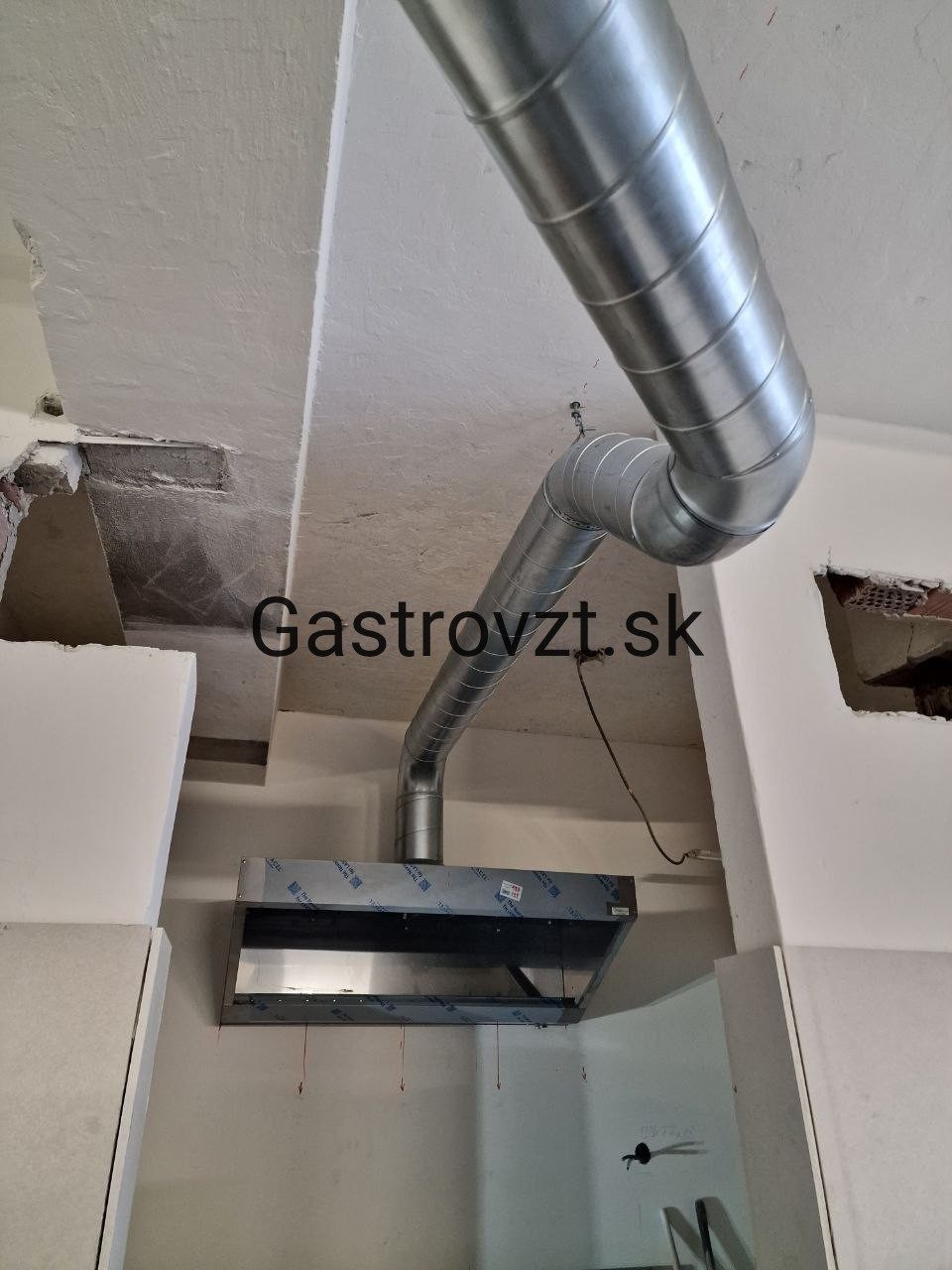 KASKA PUB, Sabinov — montáž vzduchotechniky, záber 9