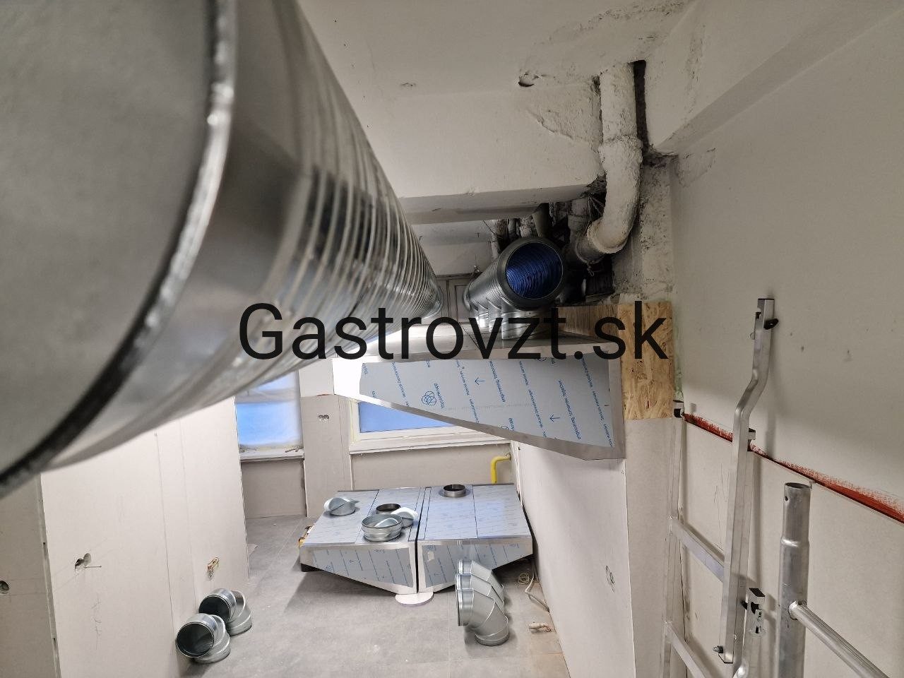 KASKA PUB, Sabinov — montáž vzduchotechniky, záber 17