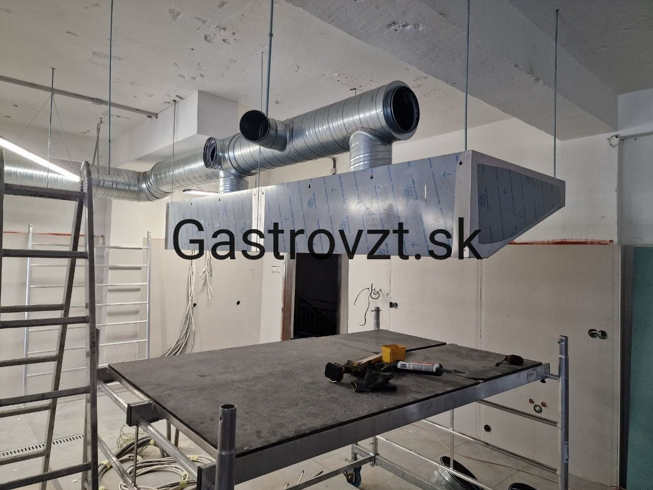 KASKA PUB, Sabinov — montáž vzduchotechniky, záber 19