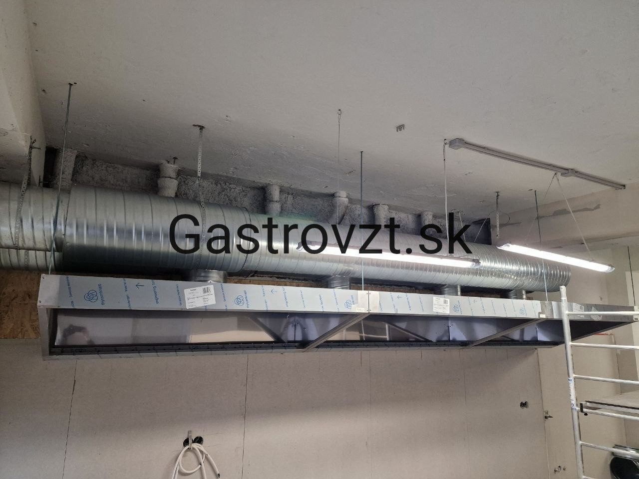KASKA PUB, Sabinov — montáž vzduchotechniky, záber 23