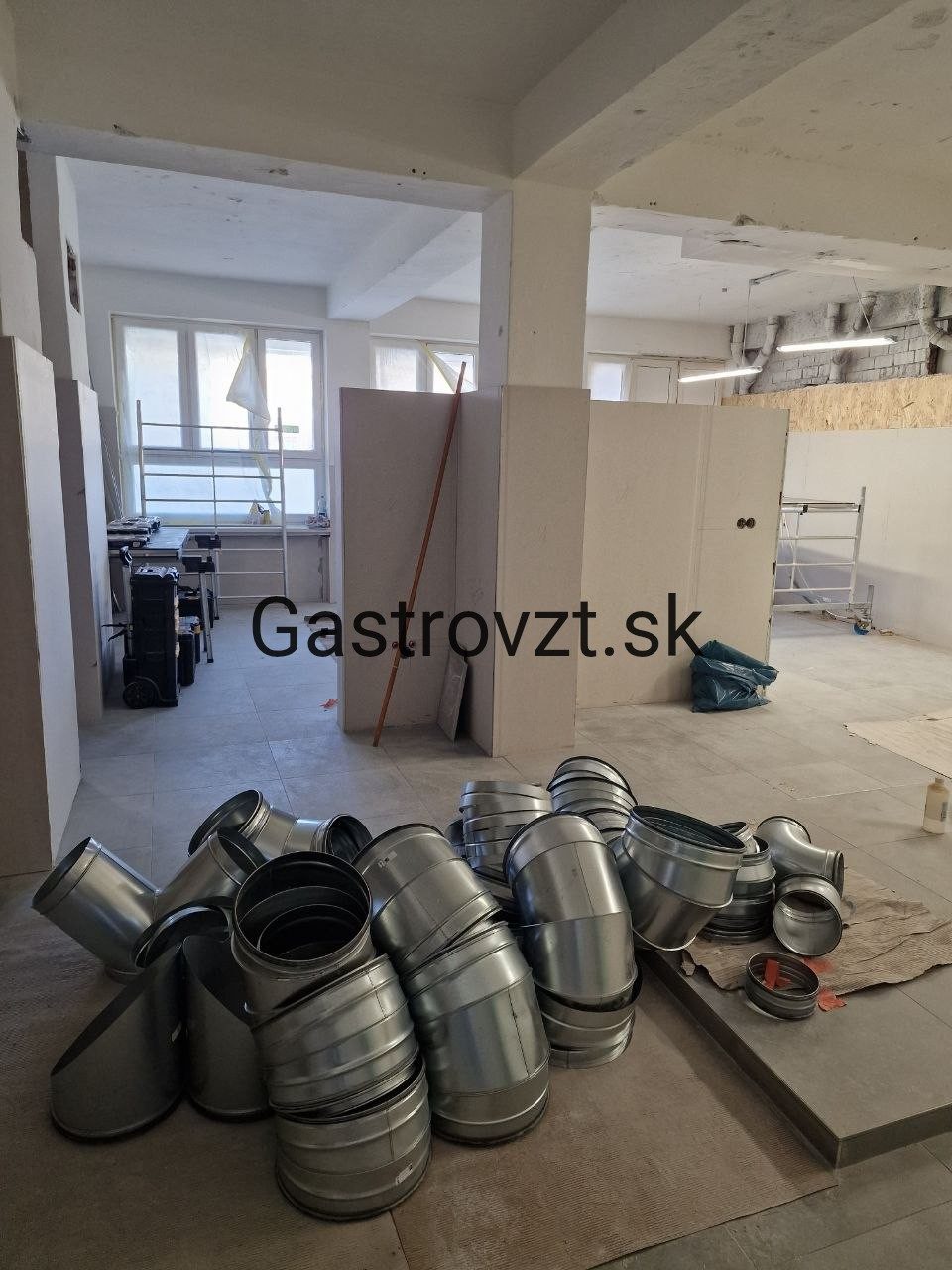 KASKA PUB, Sabinov — montáž vzduchotechniky, záber 26