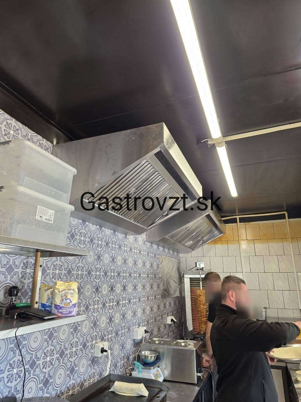 Odsávací zákryt nad gyros grilom v kebab prevádzke v Žiline