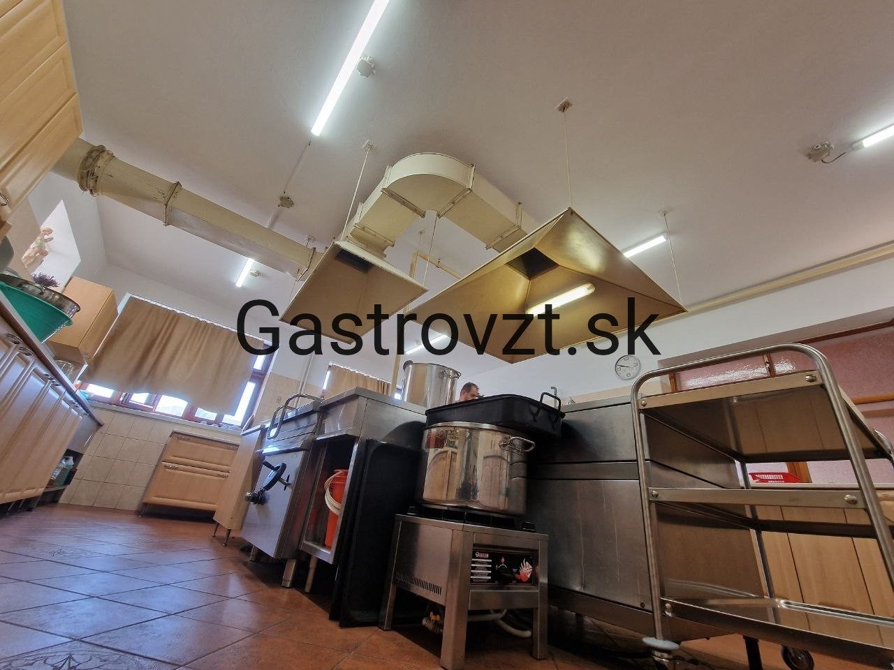 Pôvodná ventilácia v jedálenskej kuchyni pred výmenou — stav 1