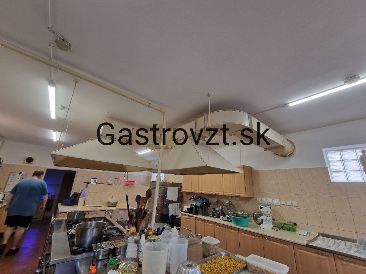 Pôvodná ventilácia v jedálenskej kuchyni pred výmenou — stav 3