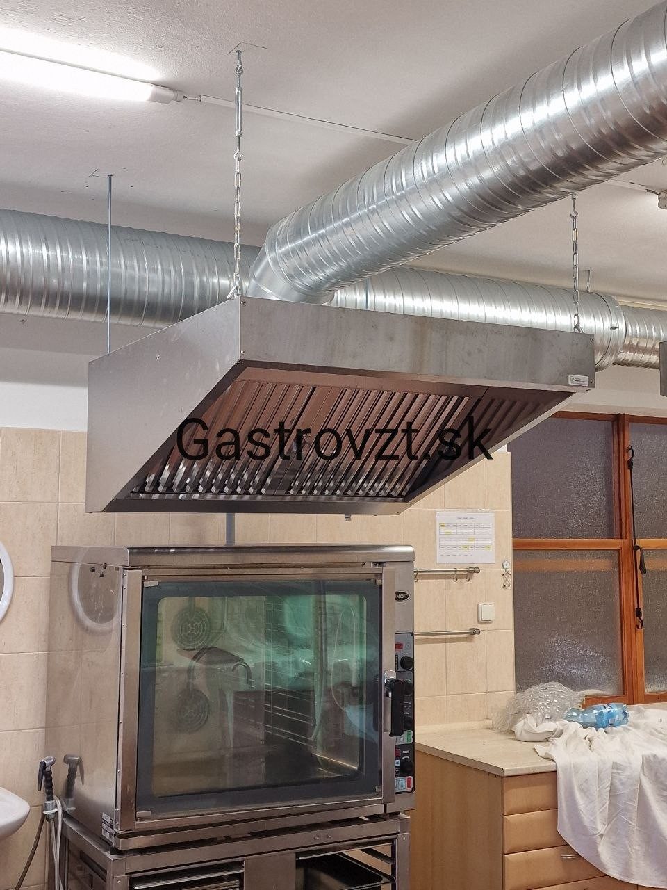 Nový odsávací digestor nad konvektomatom v jedálni kongregácie, Vrbové